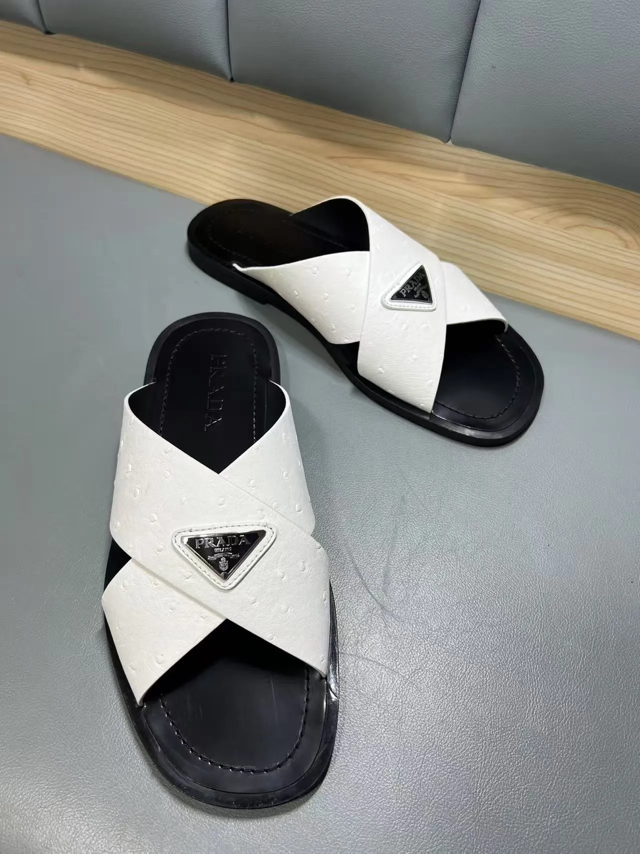 340💰PRADA Prada’s latest slippers are synchronized with the official website. This slipper is made of the brand’s unique and iconic Saffiano leather. The brand logo jumps out from the double straps, and the brand style is clearly visible. Cowhide gives men elegant charm and functional design, making it an ideal choice for vacation and leisure. Size:38-45